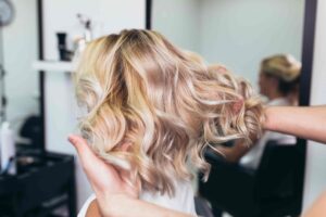 Capelli mossi con balayage luminoso – Tecniche di colorazione 2025